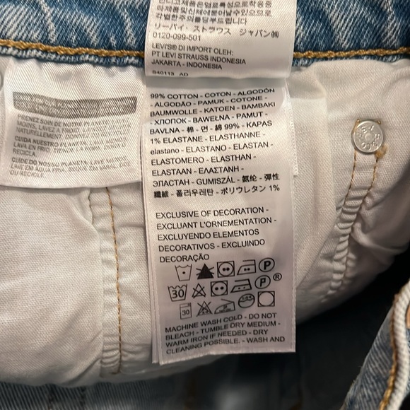 Levi’s Light Denim Shorts - Picture 5 of 7